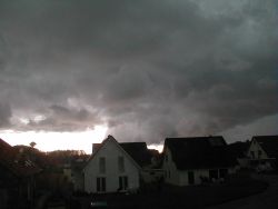 Foto: Dunkel Gewitterwolken über den Häuser