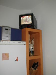 Foto: Der kleine Küchenfernseher auf dem Regal