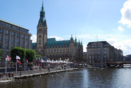 Rathaus Hamburg mit Alster