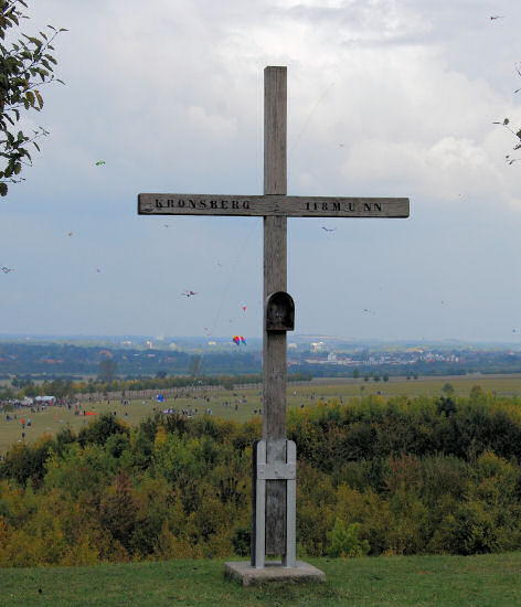 Gipfelkreuz auf dem Kronsberg mit Blick auf die Stadt
