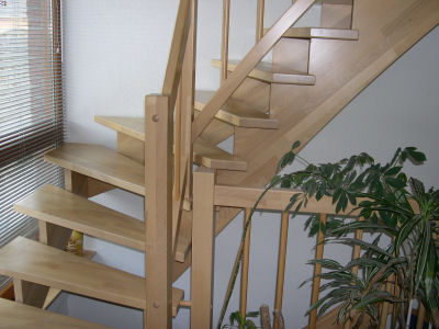 Holztreppe ohne Stufenmatten